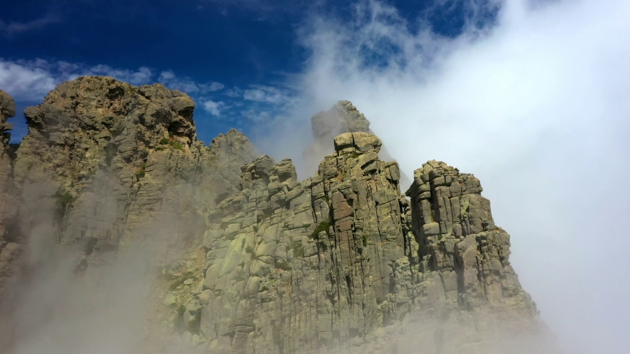 空中摇摄自然岩石形成的宁静场景，无人机在戏剧性的云飞行- Aiguilles de Bavella，法国视频素材