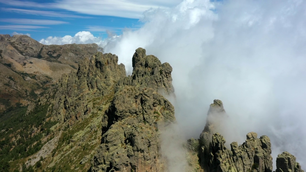 空中向前拍摄的戏剧性的云移动的岩层- Aiguilles de Bavella，法国视频素材