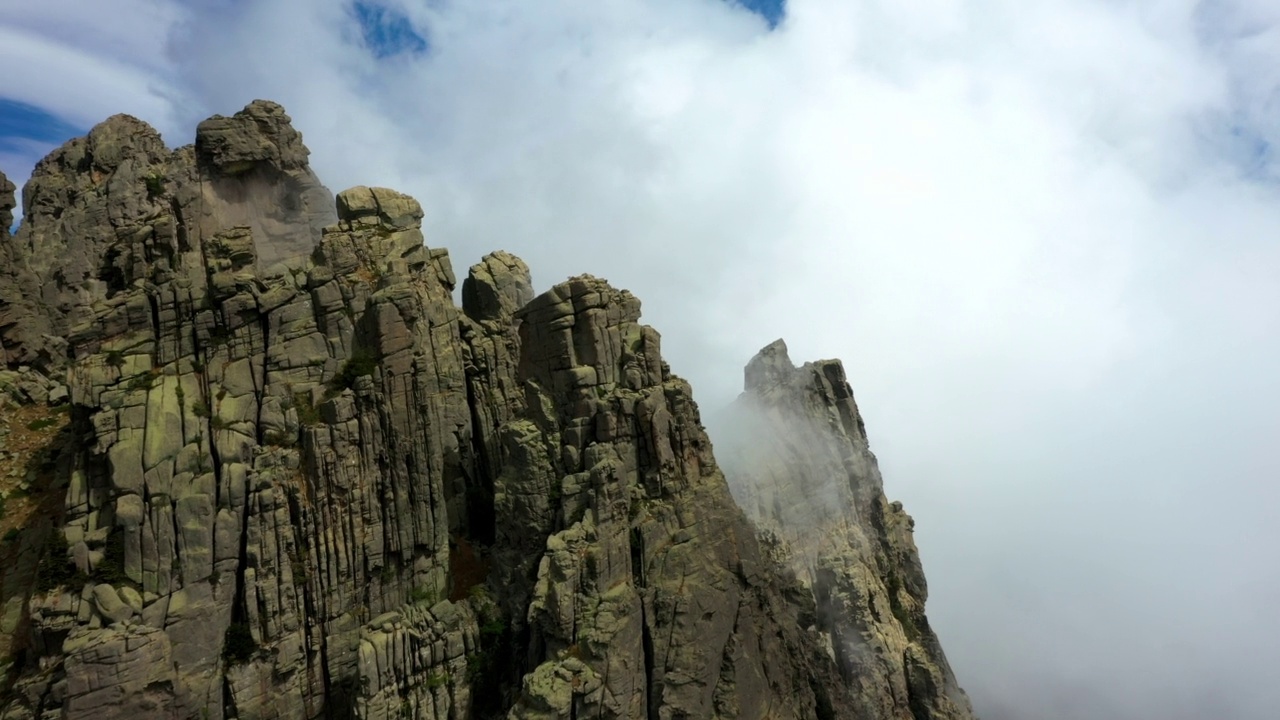 岩石的空中美丽的拍摄，无人机在云端向前飞行- Aiguilles de Bavella，法国视频素材