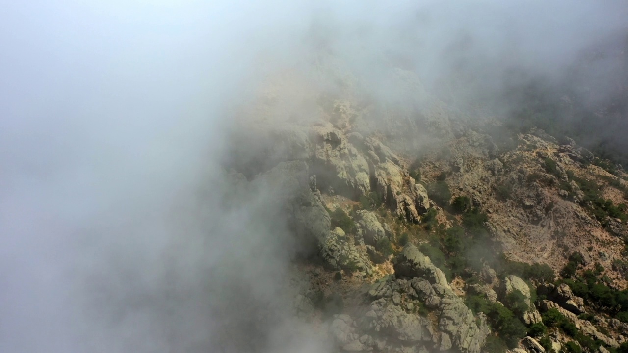 空中美丽的山脉拍摄，无人机在云端向前飞行- Aiguilles de Bavella，法国视频素材