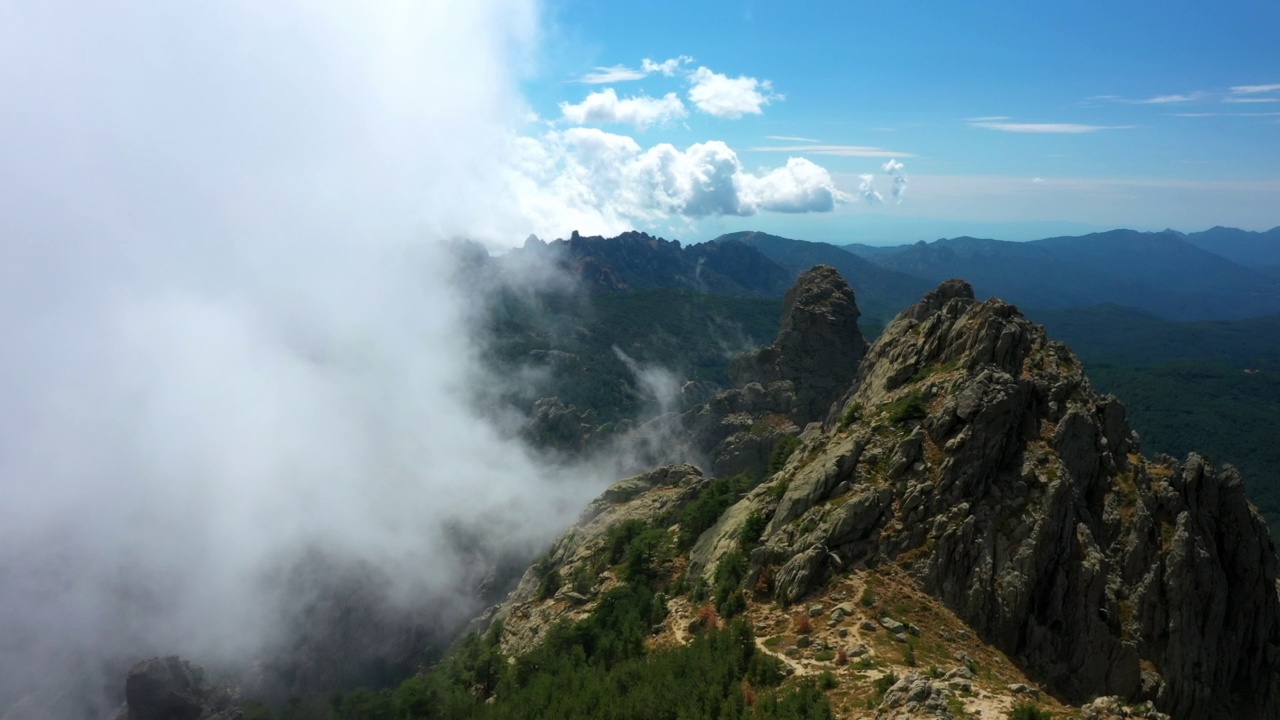 空中前进拍摄的大气情绪的山脉- Aiguilles de Bavella，法国视频素材