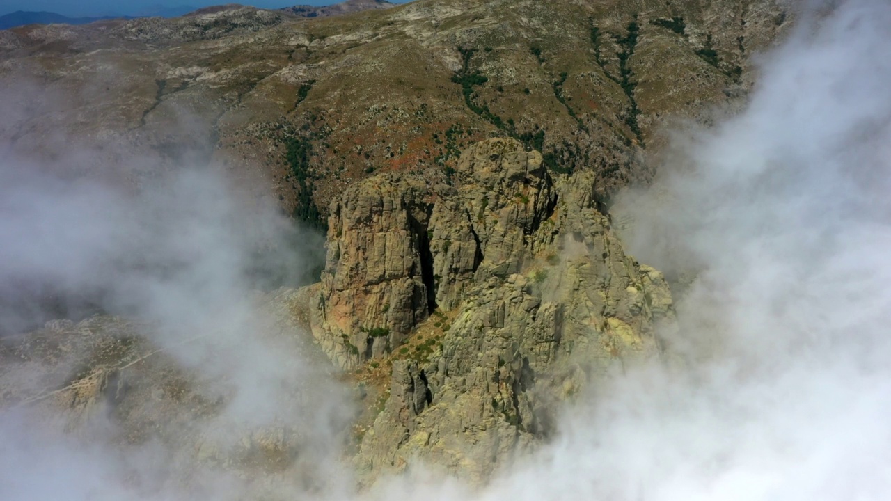 自然山脉的空中风景拍摄，无人机在阳光明媚的日子向前飞行- Aiguilles de Bavella，法国视频素材