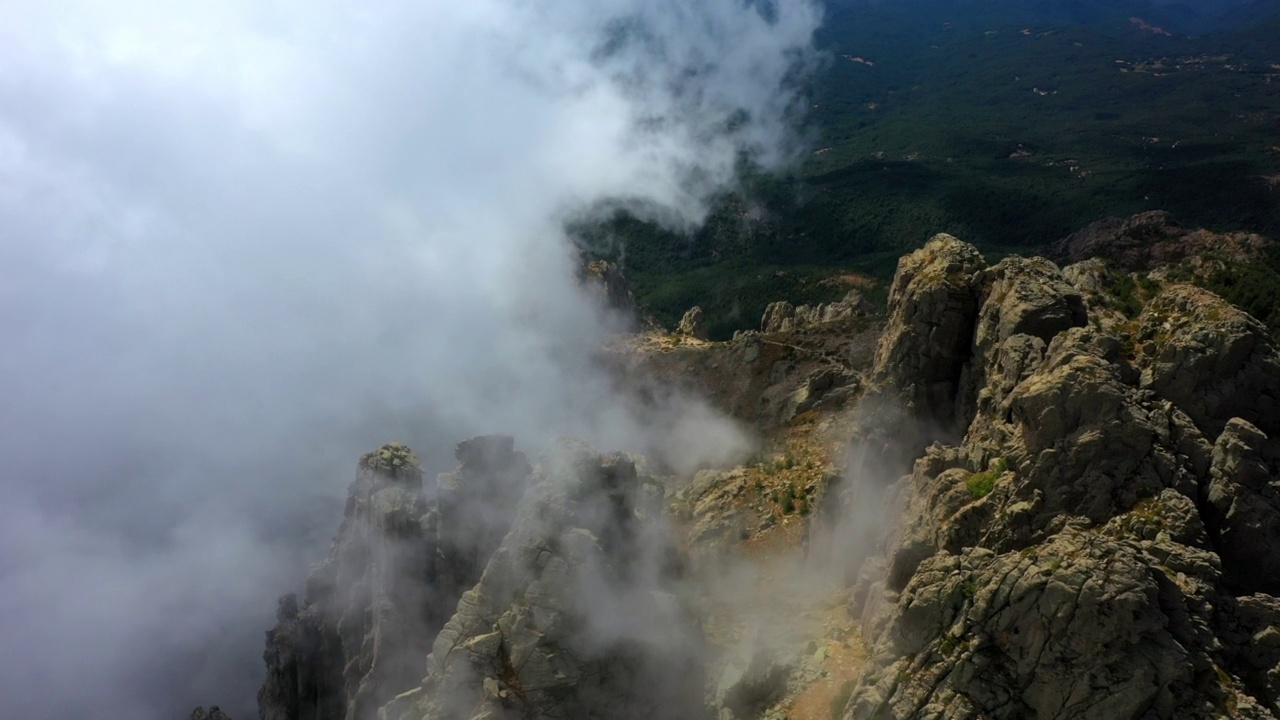 空中平移拍摄的戏剧性的云移动的山脉- Aiguilles de Bavella，法国视频素材