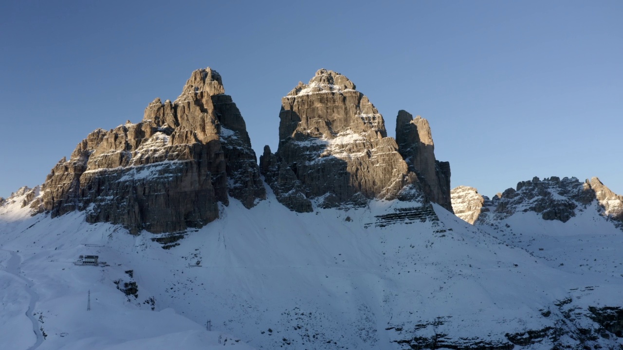 空中拍摄的美丽的雪山对晴朗的天空- Tre Cime di Lavaredo，意大利视频素材