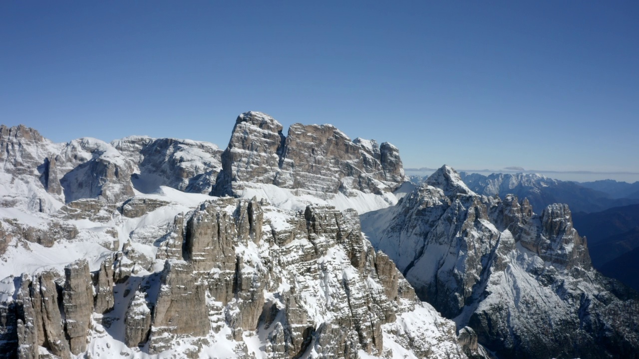 空中风景拍摄雪山山脉，无人机在晴朗的日子向前飞行- Tre Cime di Lavaredo，意大利视频素材