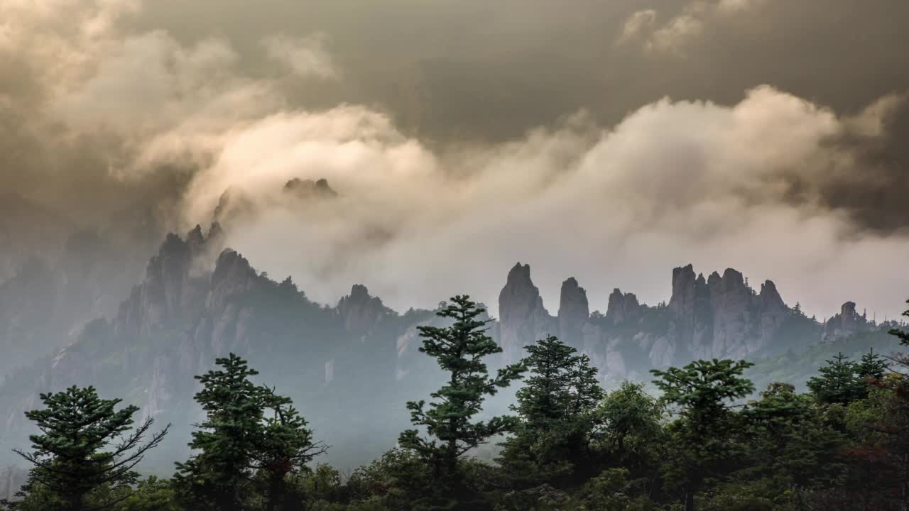 云在韩国江原道雪岳山龙虎城山脊上移动视频素材