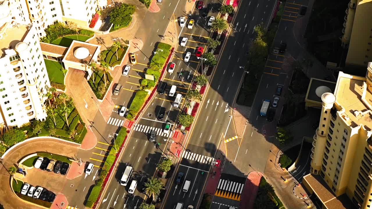 空中封锁拍摄的汽车移动在道路上的住宅城市-迪拜，阿拉伯联合酋长国视频素材