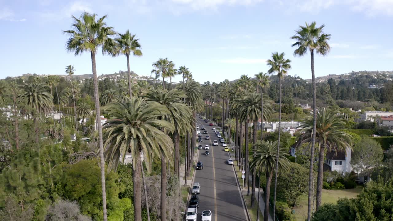 空中上升的慢动作镜头的汽车在道路上的住宅城市对天空-比佛利山，加利福尼亚州视频素材