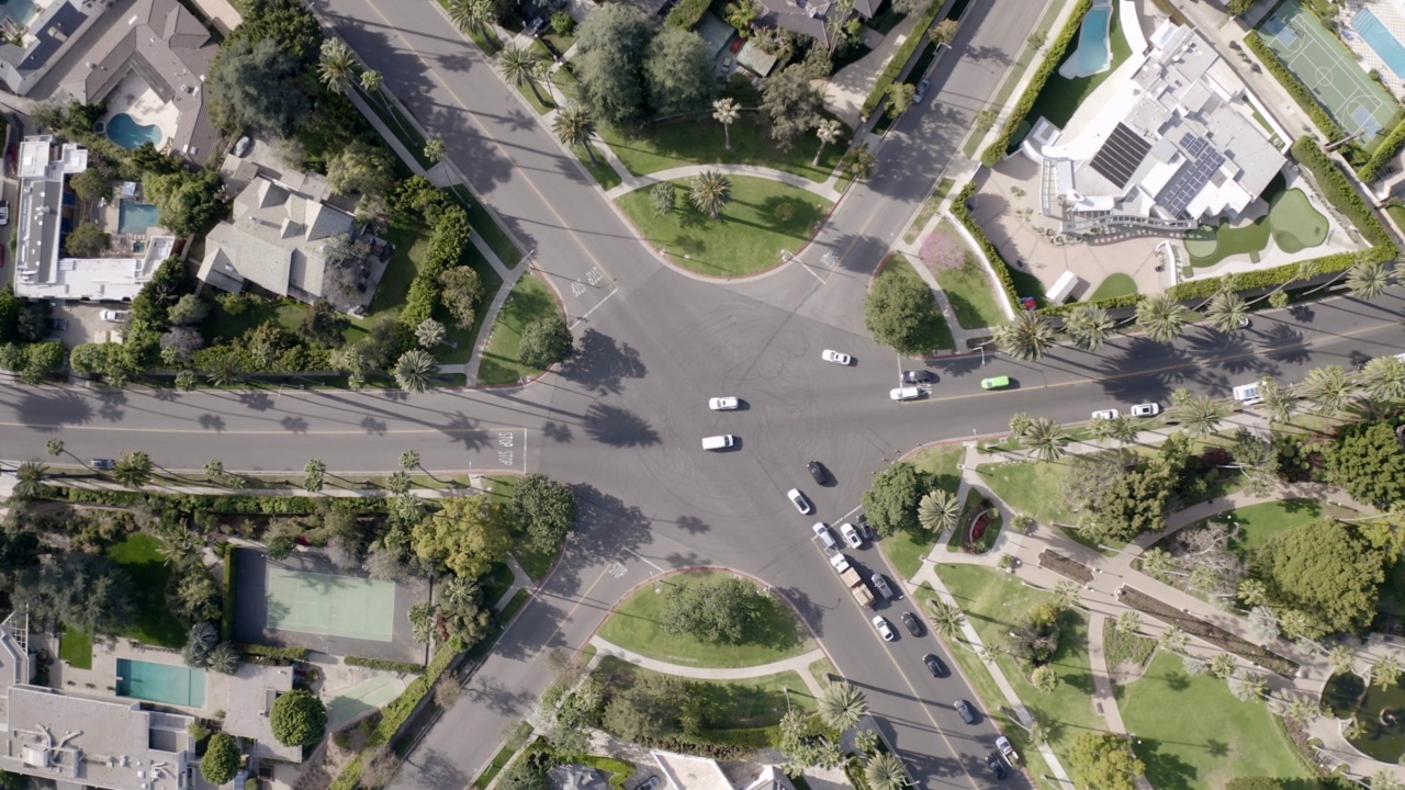 空中封锁延时拍摄汽车移动在道路上的城市-比弗利山，加州视频素材