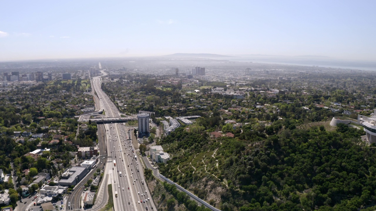 空中封锁延时拍摄的汽车移动在道路上的城市在阳光明媚的一天-洛杉矶，加州视频素材