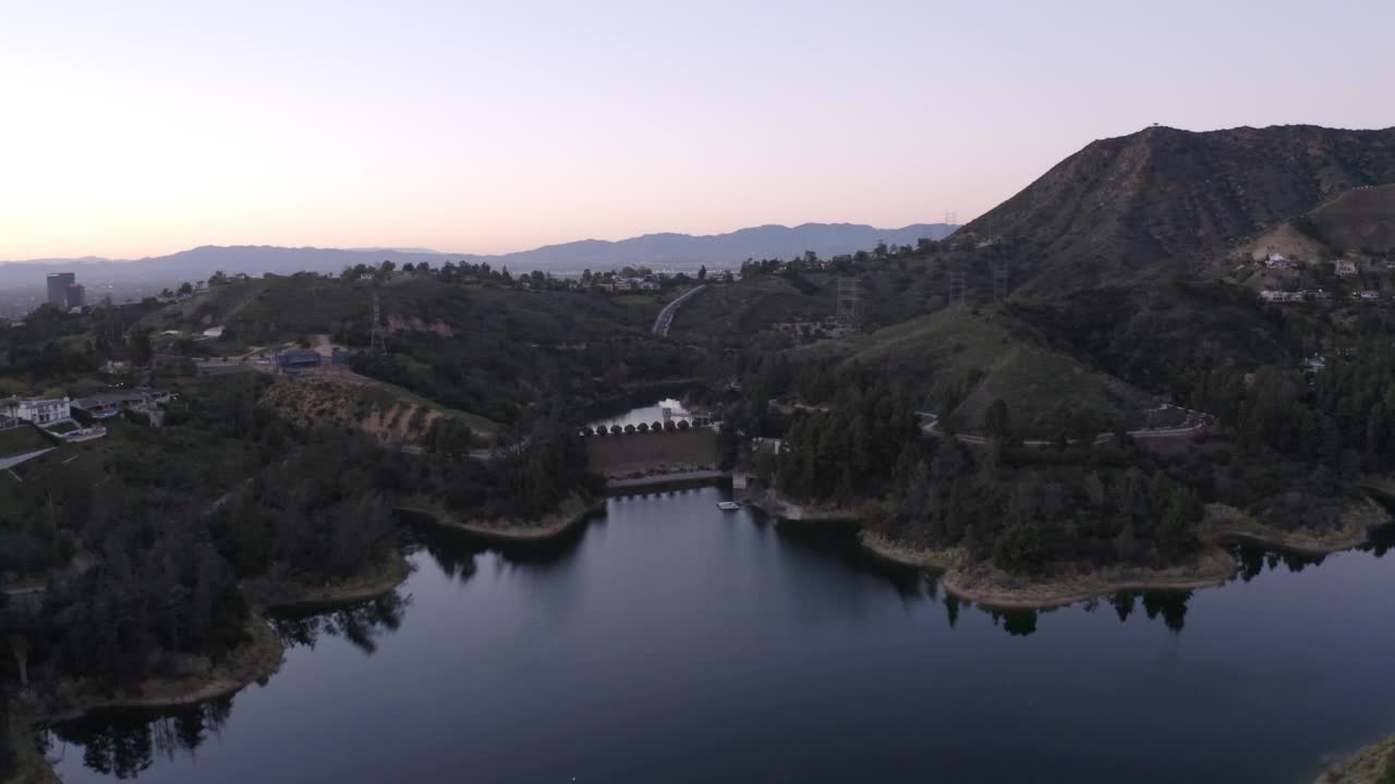 空中封锁风景拍摄的山丘和山脉对晴朗的天空-洛杉矶，加州视频素材