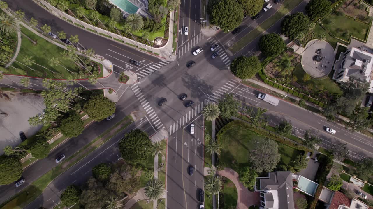 汽车在城市道路上移动的空中顶部向前镜头-比佛利山，加利福尼亚州视频素材