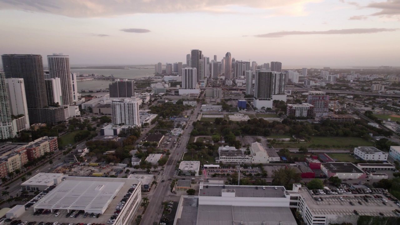 空中平移拍摄的住宅建筑在海洋下的夕阳-迈阿密，佛罗里达视频素材