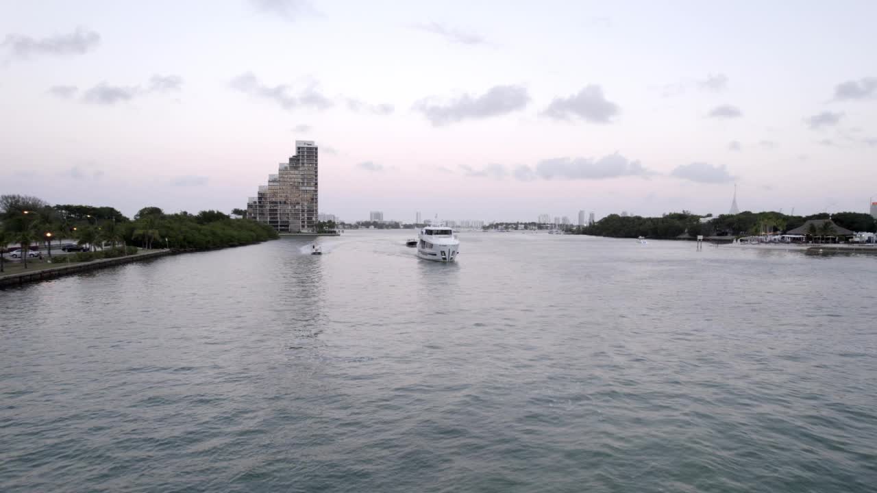 航拍前进的人在海上船舶移动在住宅城市-迈阿密，佛罗里达州视频素材