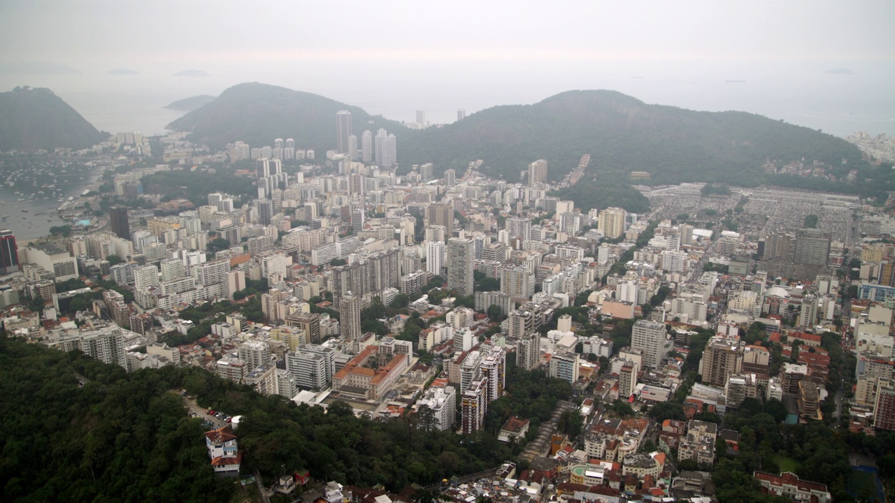 空中封锁拍摄的港口城市建筑-里约热内卢，巴西视频素材