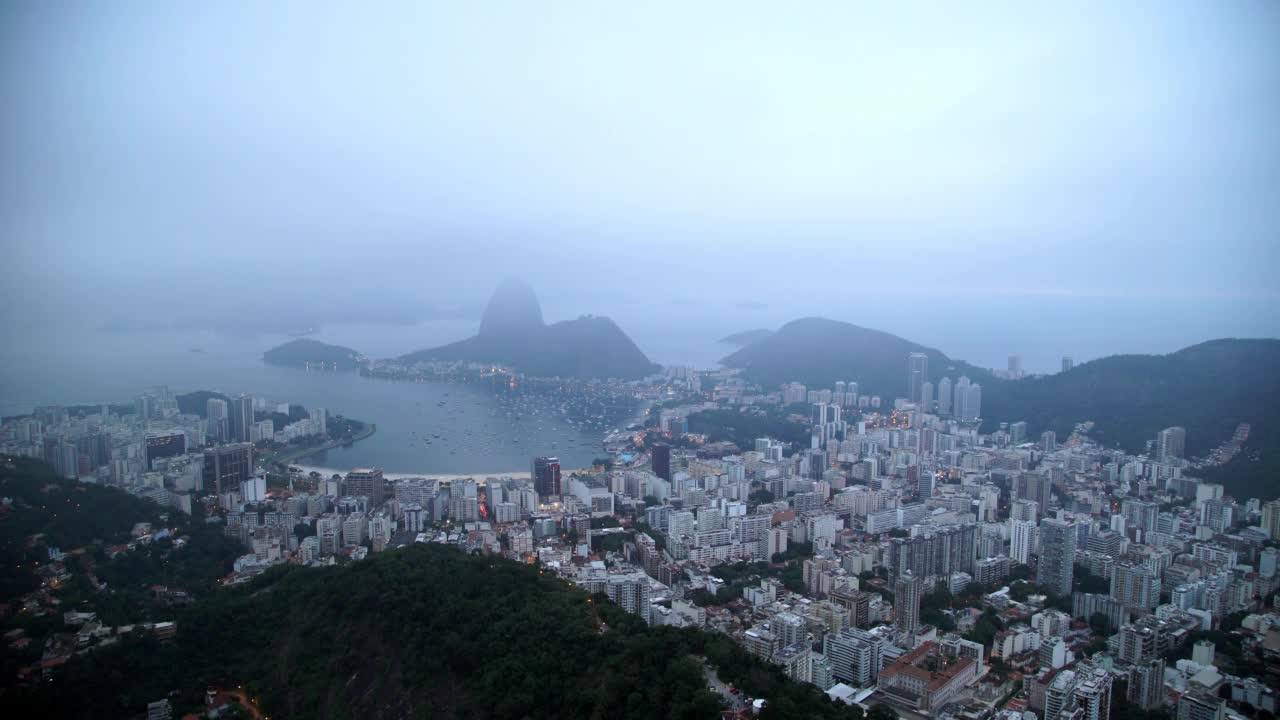 在大雾天气中，空中封锁拍摄的海上建筑与著名的山-巴西里约热内卢视频素材