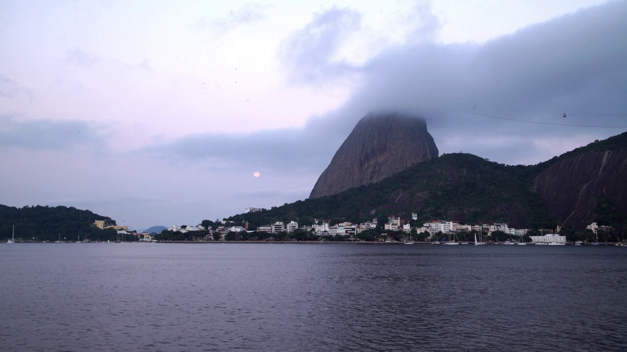 Time Lapse一级禁闭镜头的缆车移动到自然山瓜纳巴拉湾-里约热内卢de Janeiro，巴西视频素材