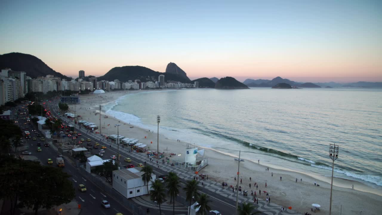 空中封锁时间流逝美丽的镜头在城市的海岸线在日落-里约热内卢de Janeiro，巴西视频素材