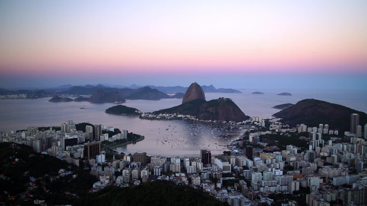 空中封锁延时拍摄的住宅城市海上与船舶在日落期间-里约热内卢de Janeiro，巴西视频素材