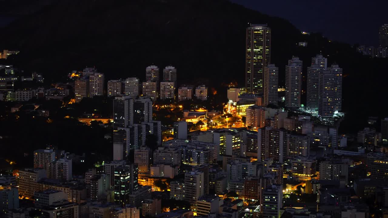 空中延时封锁拍摄的城市照明建筑对晴朗的天空-里约热内卢，巴西视频素材