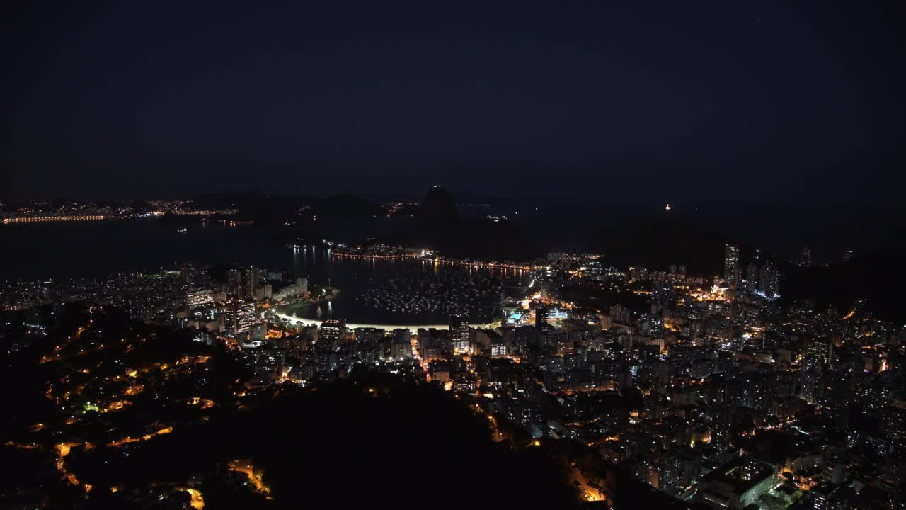 空中封锁时间流逝美丽的拍摄，海上照明城市对晴朗的天空在晚上-里约热内卢de Janeiro，巴西视频素材