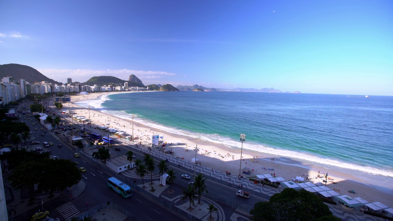 封锁延时拍摄的人们在海滩上的居民城市在晴天-里约热内卢de Janeiro，巴西视频素材