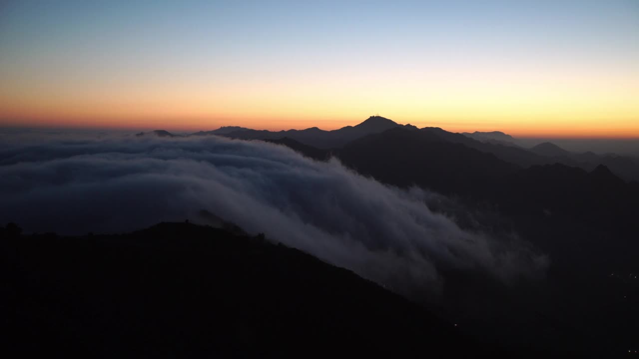 空中封锁拍摄田园诗般的云在日落期间在山中移动-旧金山，加利福尼亚视频素材