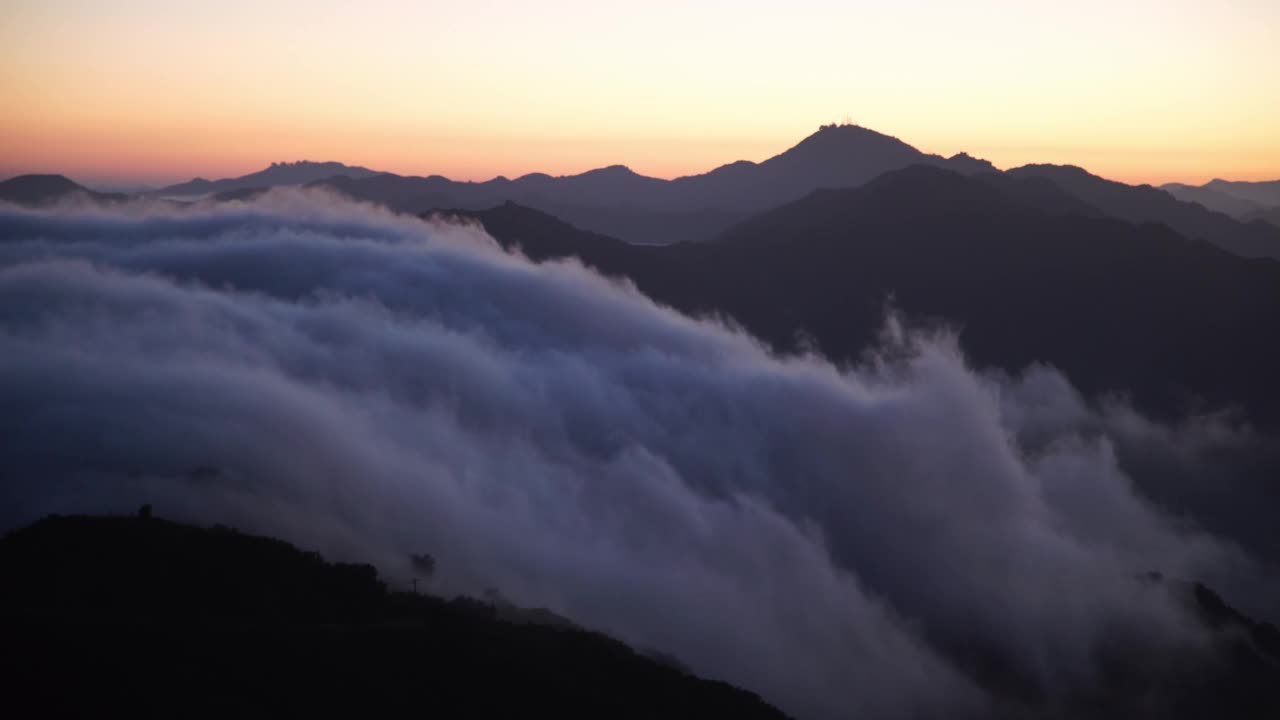 在日落期间，戏剧性的云在山脉上移动的空中Lime Lapse封锁镜头-旧金山，加州视频素材