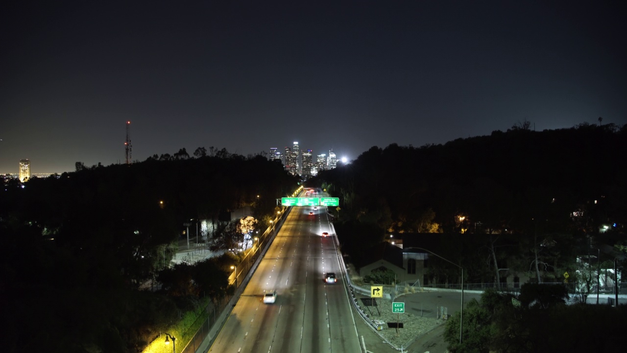 空中时间推移拍摄汽车移动在道路上的城市在夜间-洛杉矶，加州视频素材