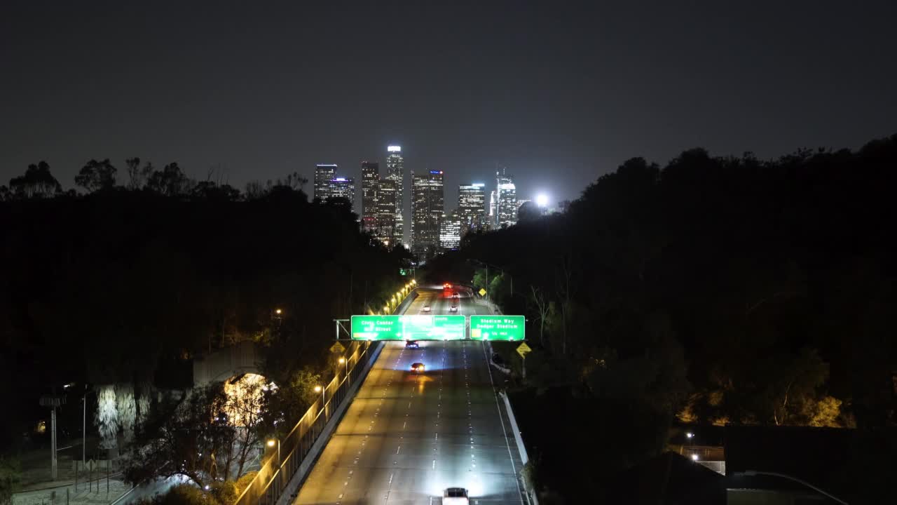 空中时间推移拍摄的汽车移动在照明道路在夜间-洛杉矶，加利福尼亚州视频素材