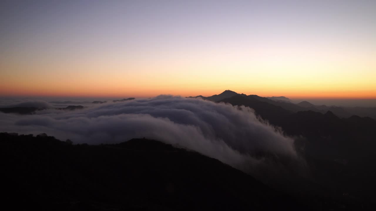 在日落期间，在山中移动的云的空中慢动作镜头-旧金山，加利福尼亚视频素材