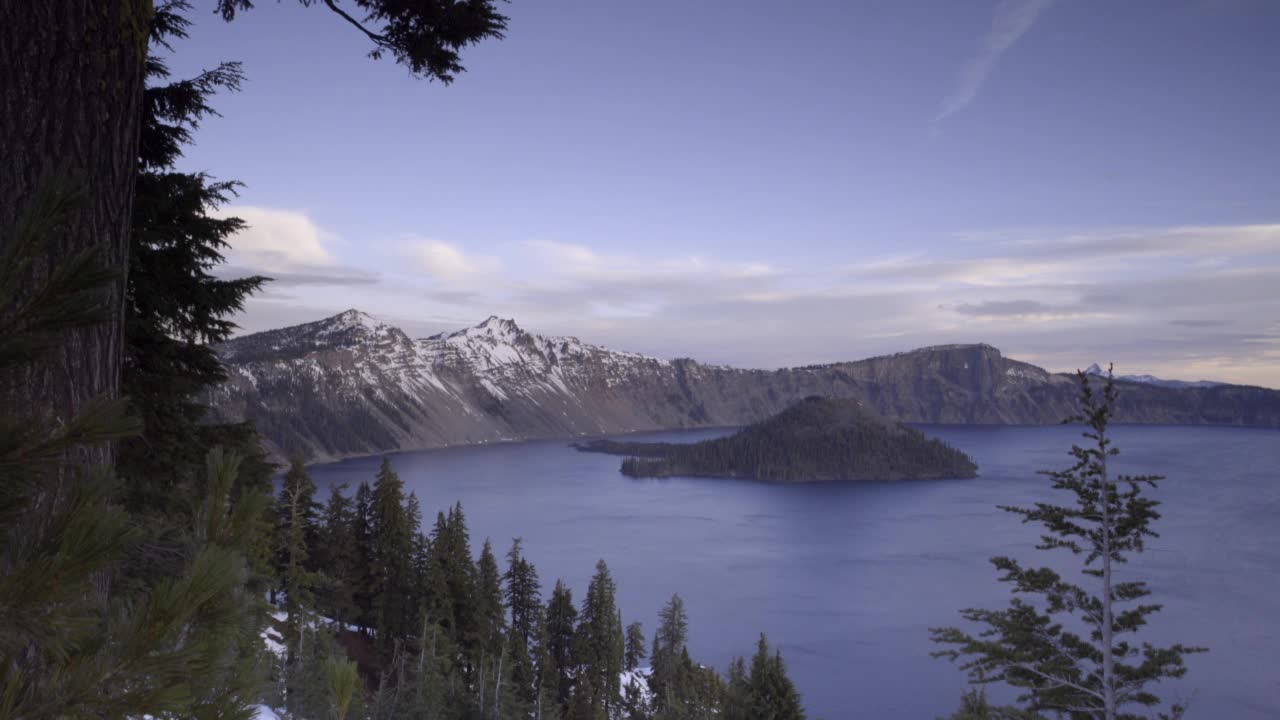 封锁美丽的风景湖下的山在天空中的云-火山口湖，俄勒冈州视频素材