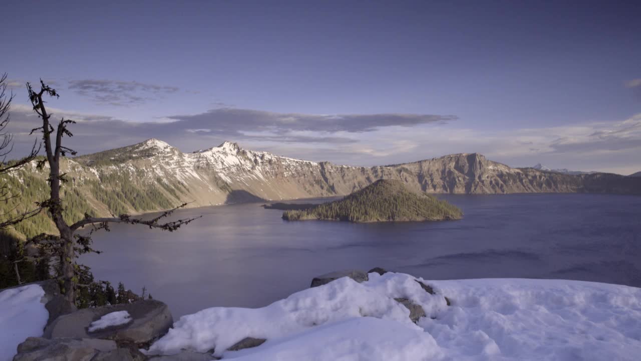 火山口湖国家公园雪山的宁静景象视频素材