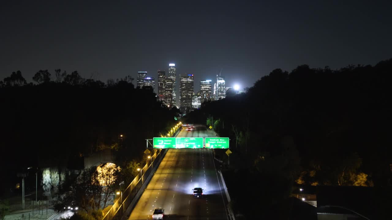 空中封锁延时车辆移动在道路上的城市在夜间-洛杉矶，加州视频素材