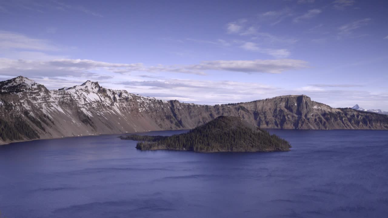 冬季多云天空下火山口湖国家公园的山脉拍摄视频素材