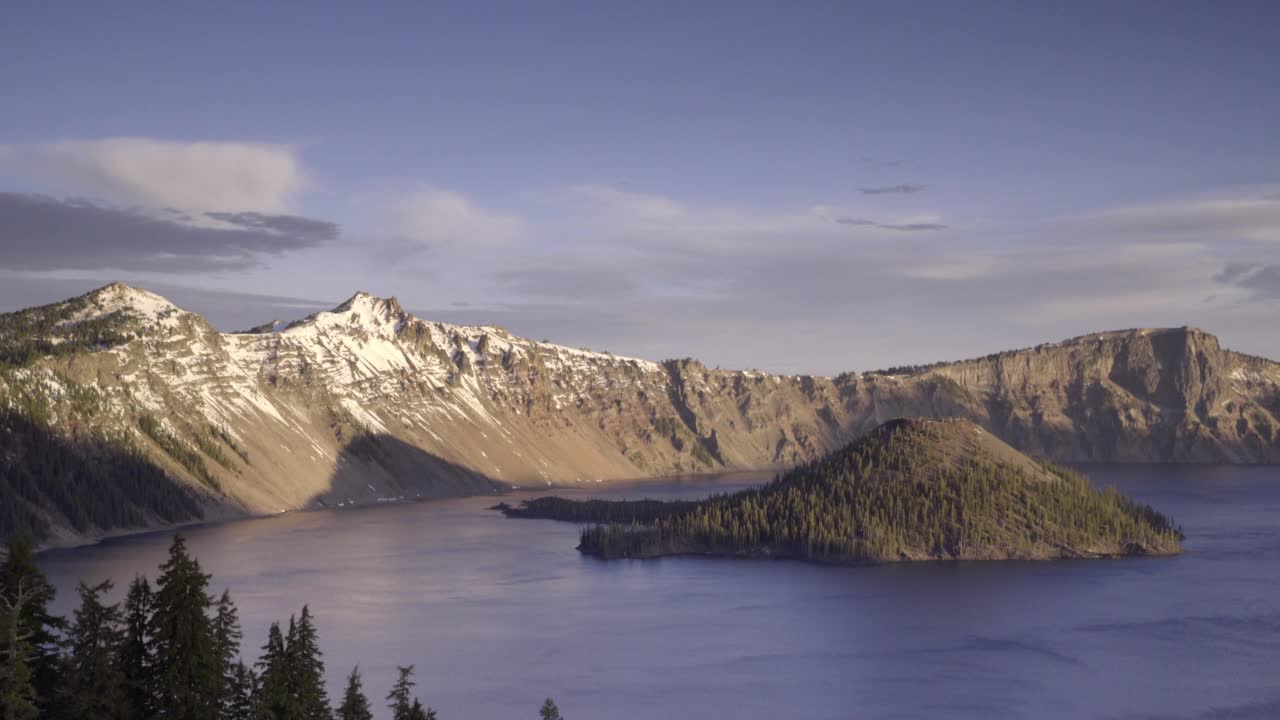 在著名的国家公园，冬季雪山湖的景色-火山口湖，俄勒冈州视频素材