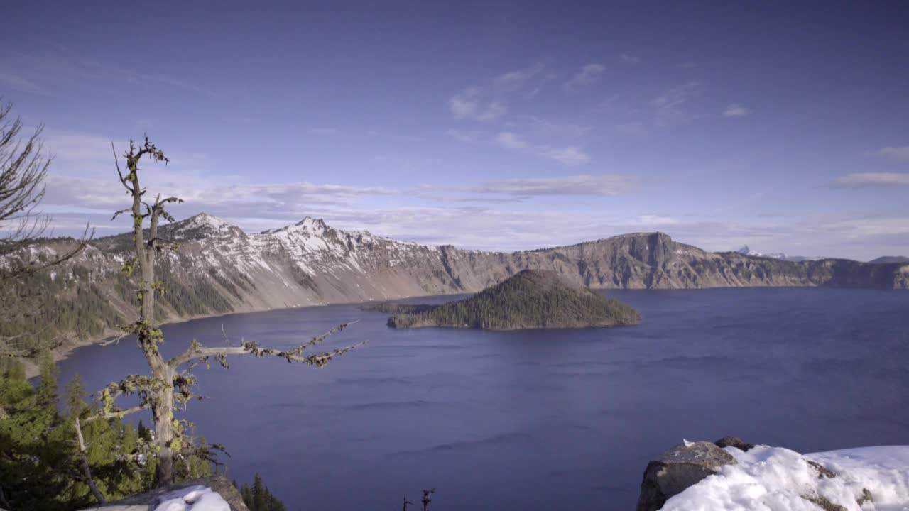 在俄勒冈州的火山口湖，著名的国家公园在冬天的湖边的山的田园风光视频素材