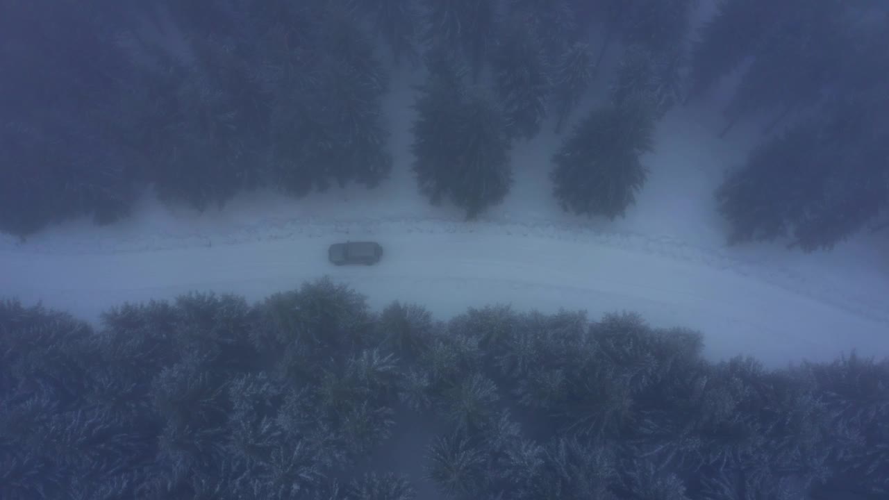 空中拍摄的越野车辆在雾天图林根森林中移动视频素材