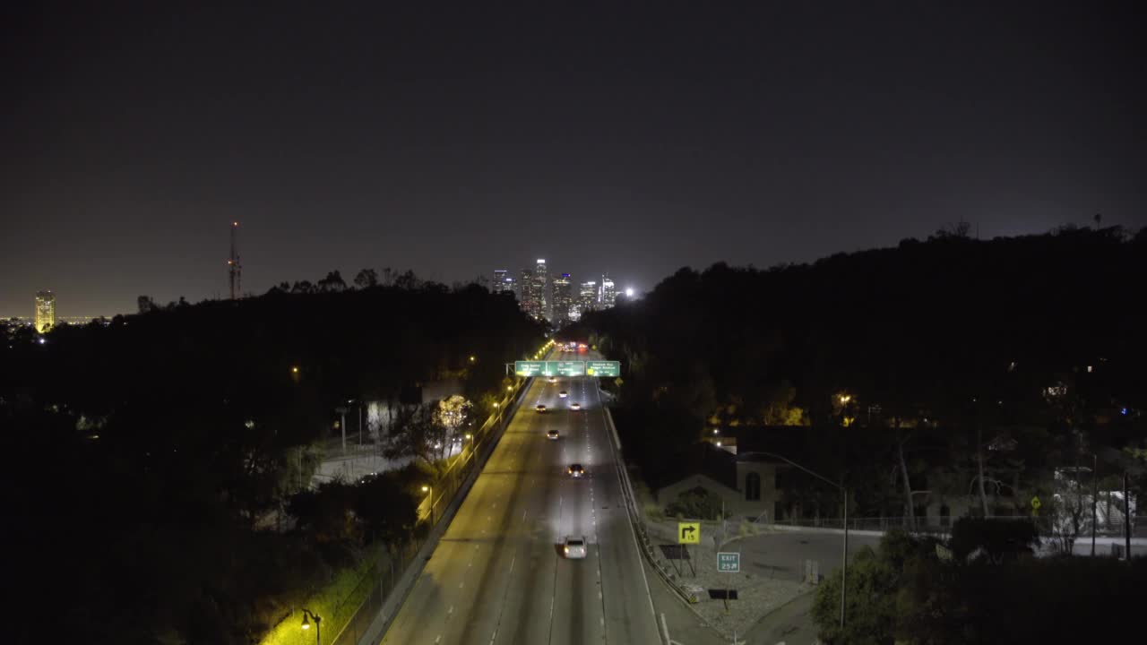 空中封锁延时拍摄车辆移动在照明道路在夜间-洛杉矶，加州视频素材