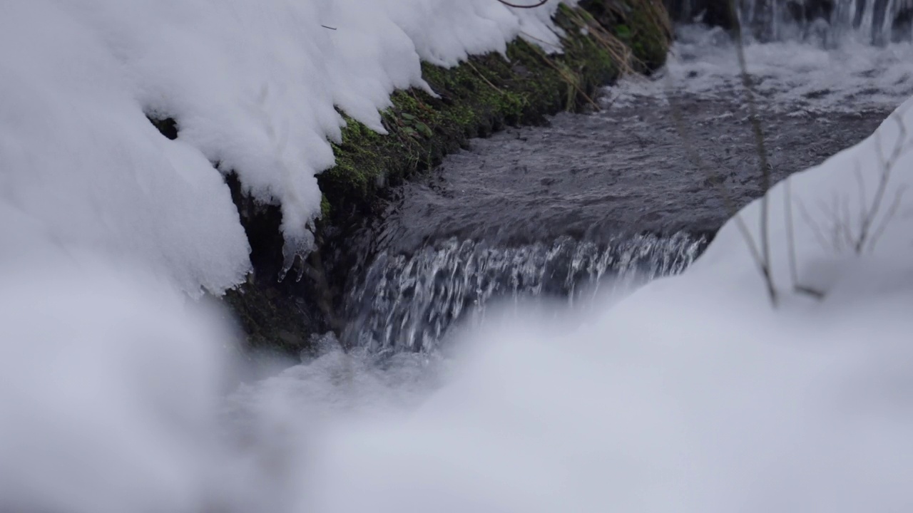 封锁拍摄的河流流动在雪域森林-图林根，德国视频素材