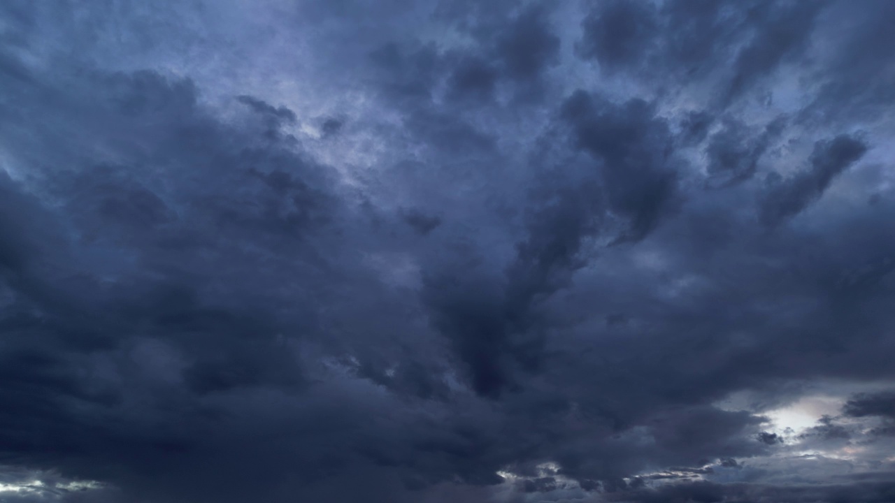 戏剧性的多云雨季，抽象的天空背景。视频素材