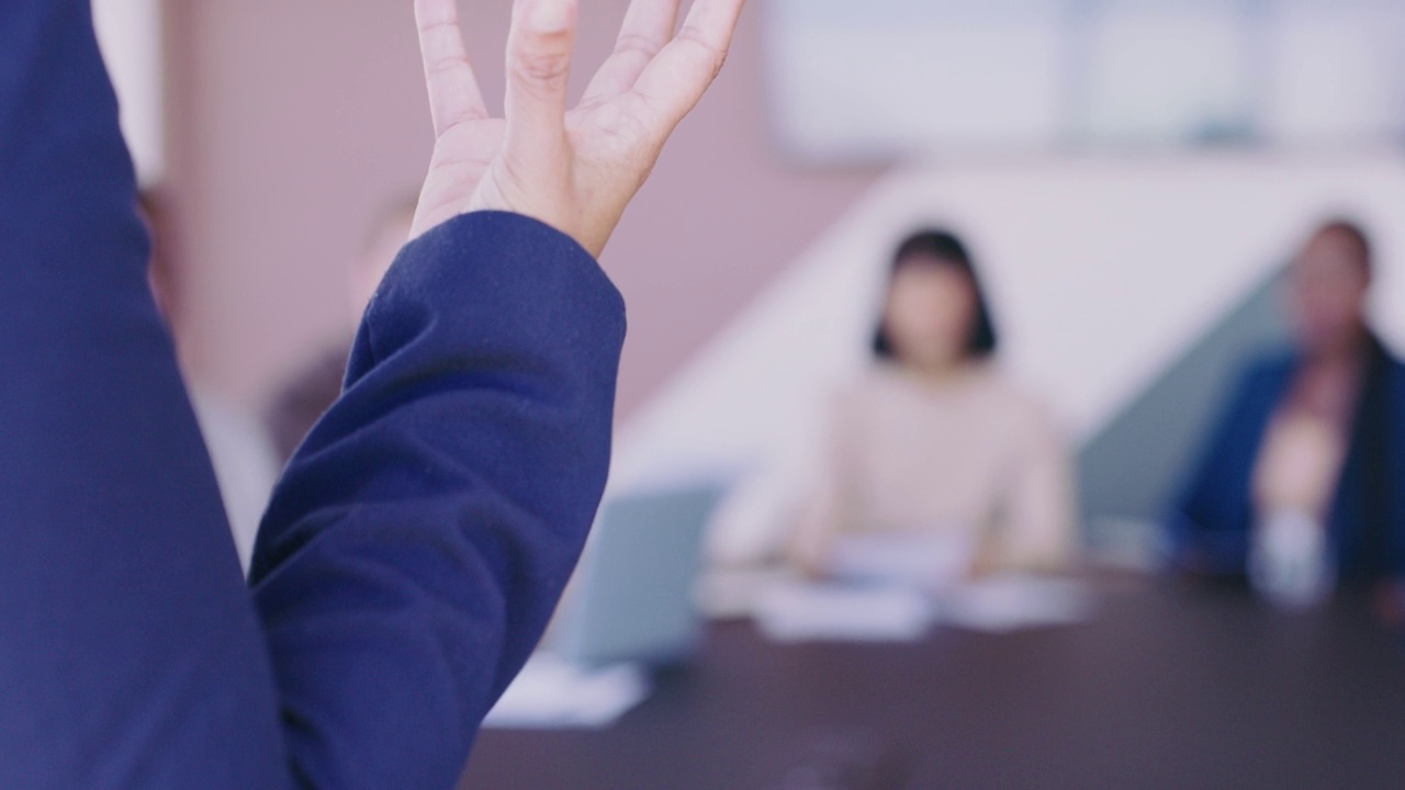 女商人在会议上用手势向同事解释策略的特写。公司专业人士在办公室演讲的手。经理在研讨会上培训员工视频素材