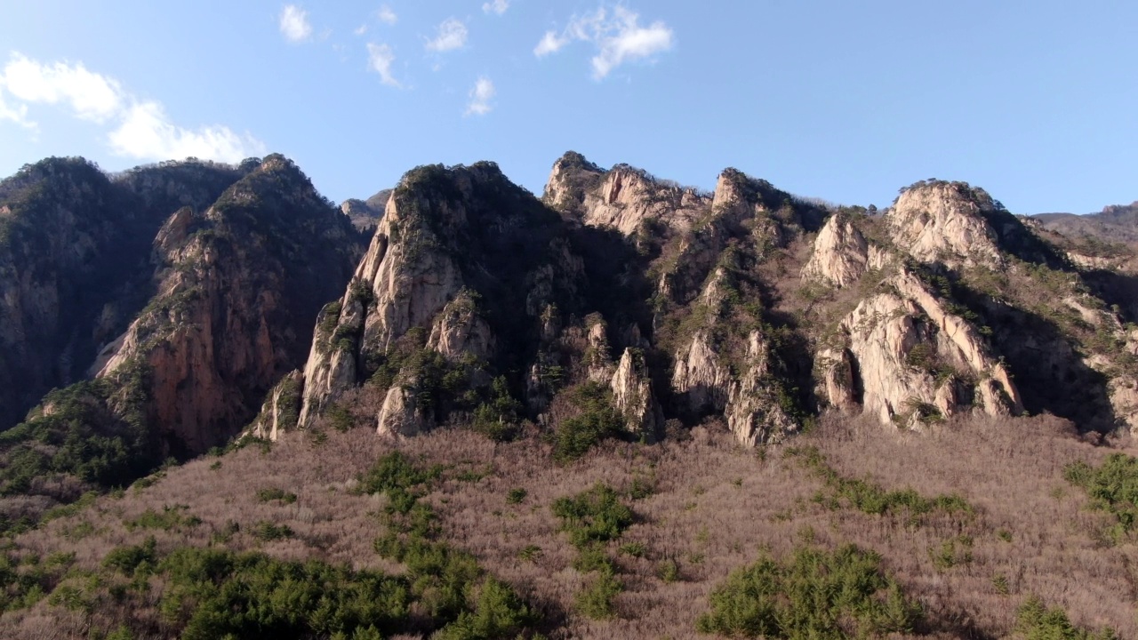 江原道雪岳山大胜瀑布和山丘的风景视频素材