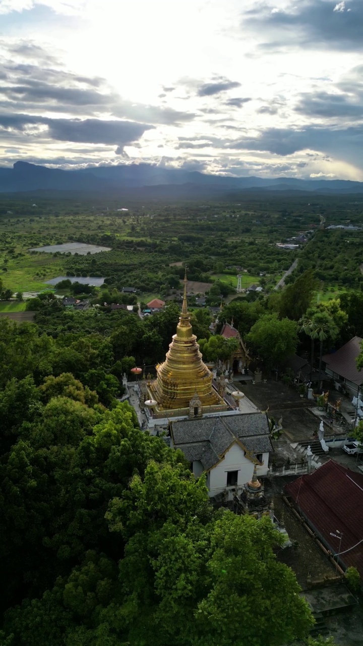 日落时山顶上的金塔。俯瞰风景。视频素材