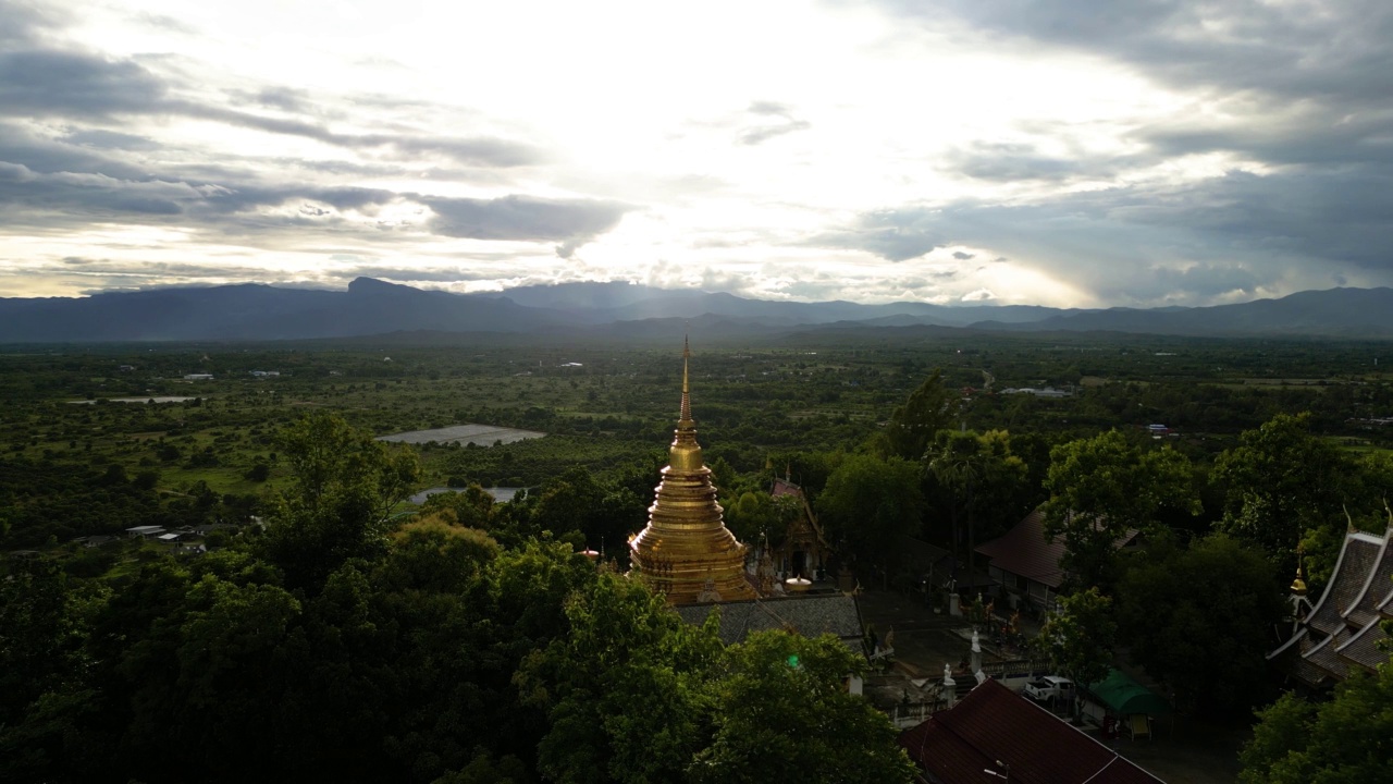 日落时山顶上的金塔。俯瞰风景。视频素材