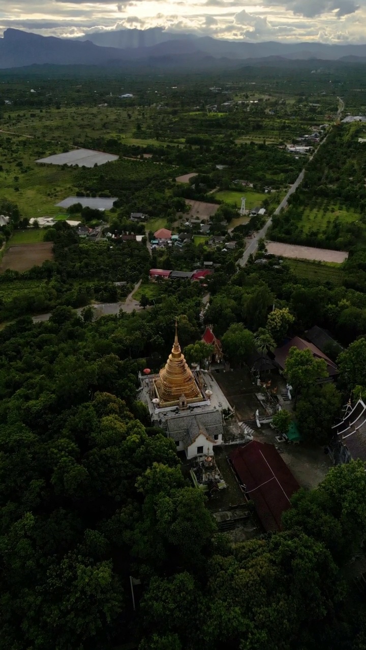 日落时山顶上的金塔。俯瞰风景。视频素材