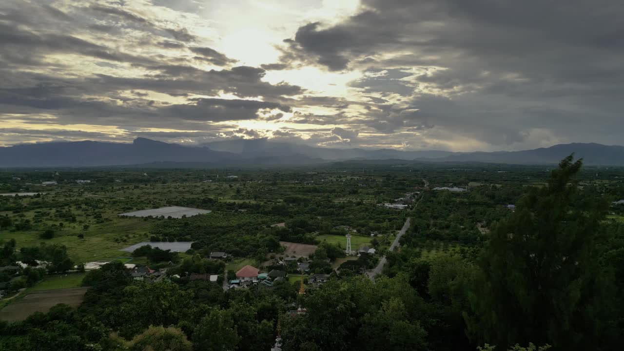 日落时山顶上的金塔。俯瞰风景。视频素材