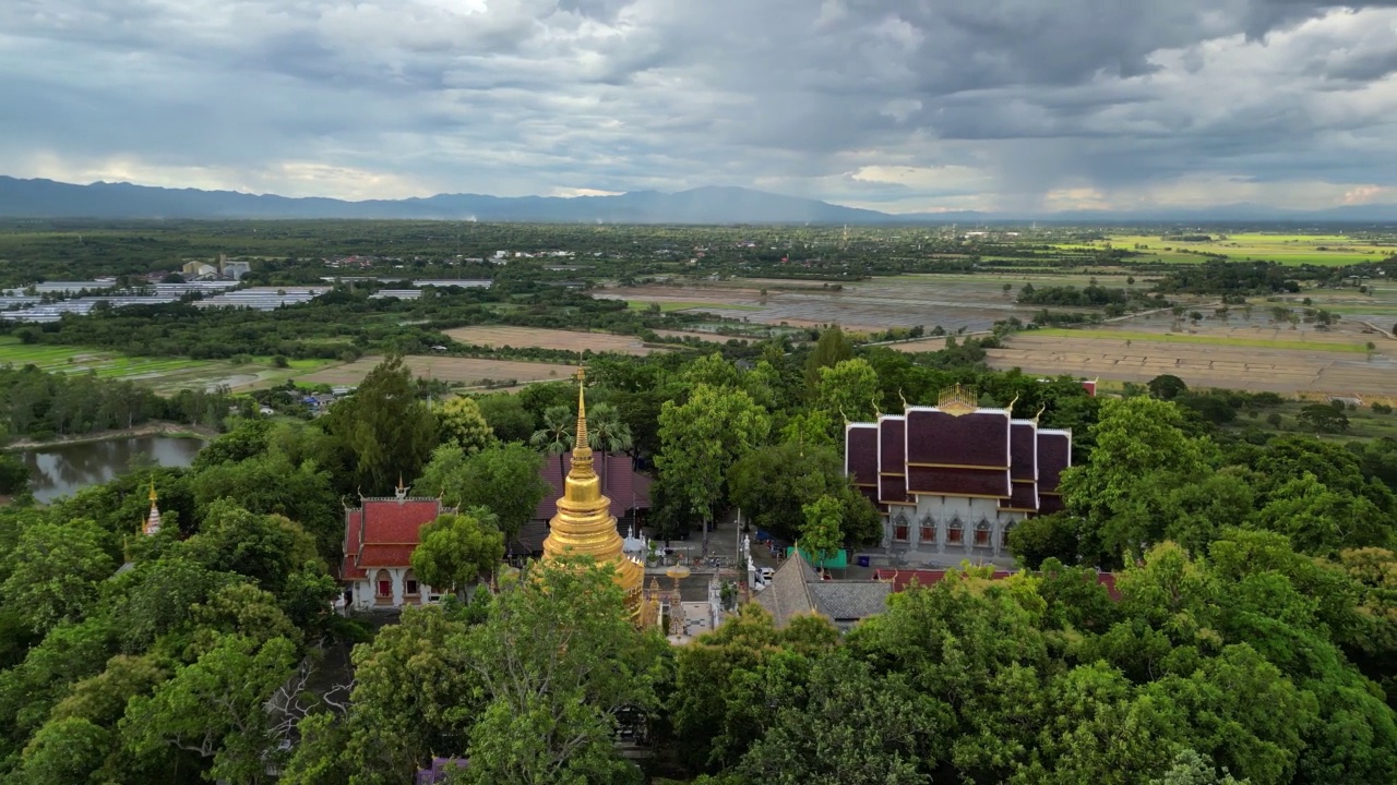 日落时山顶上的金塔。俯瞰风景。视频素材