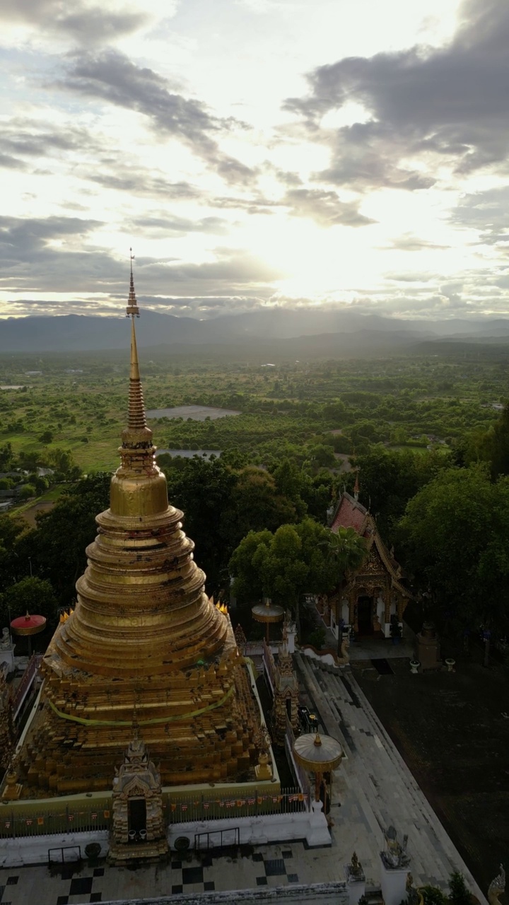 日落时山顶上的金塔。俯瞰风景。视频素材