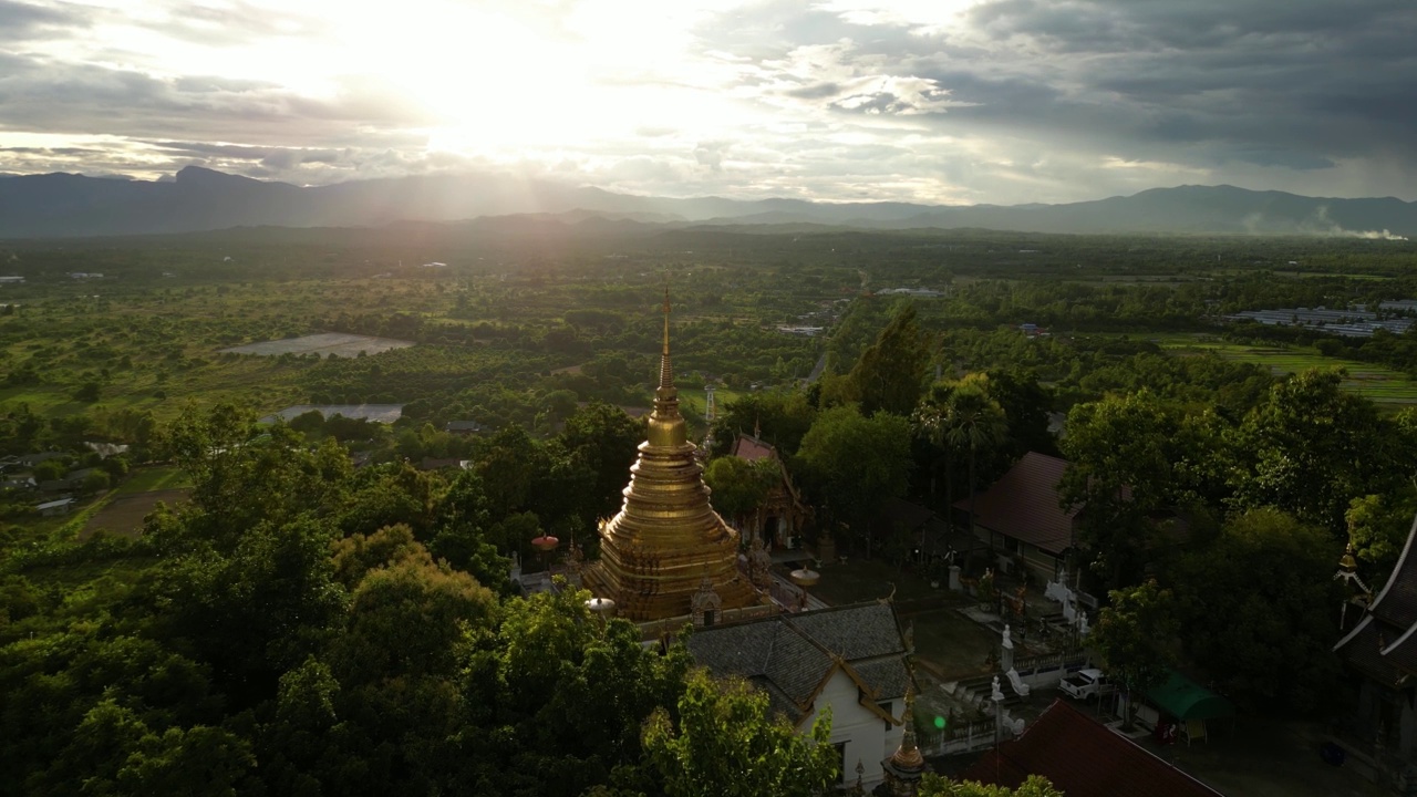 日落时山顶上的金塔。俯瞰风景。视频素材